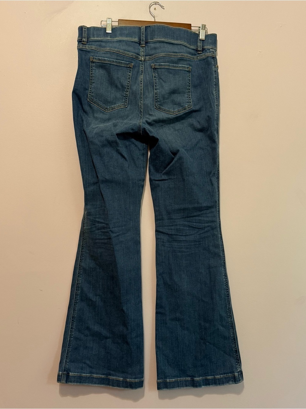 SPANX Pull On Stretch Flare Leg Jeans Medium Wash Size XL EUC 32 inseam - Picture 2 of 10